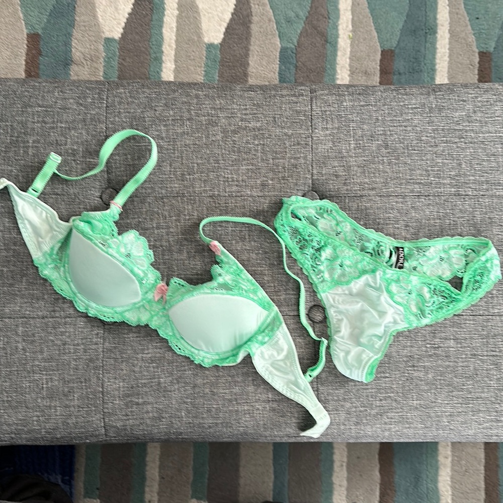Lacy light green bra 32D with matching panty